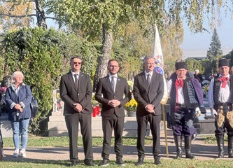 FOTO Položeni vijenci i svijeće povodom blagdana Svih svetih