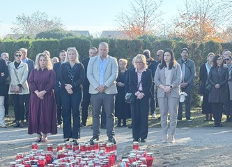 FOTO Položeni vijenci i svijeće povodom blagdana Svih svetih