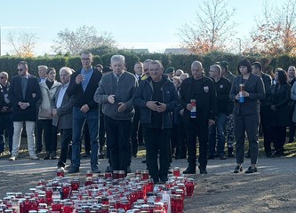 FOTO Položeni vijenci i svijeće povodom blagdana Svih svetih