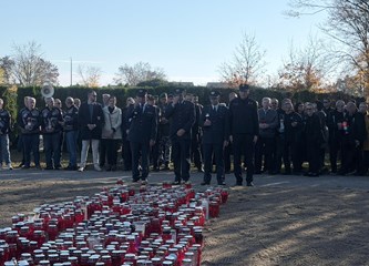 FOTO Položeni vijenci i svijeće povodom blagdana Svih svetih