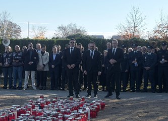 FOTO Položeni vijenci i svijeće povodom blagdana Svih svetih
