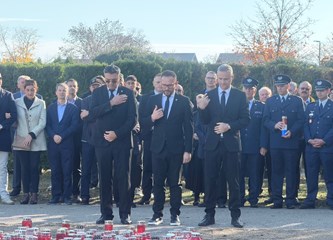 FOTO Položeni vijenci i svijeće povodom blagdana Svih svetih