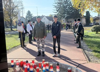 FOTO Položeni vijenci i svijeće povodom blagdana Svih svetih
