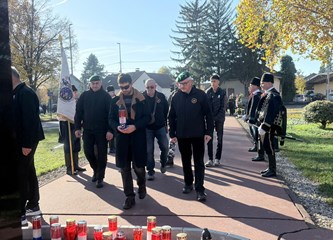 FOTO Položeni vijenci i svijeće povodom blagdana Svih svetih