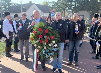 FOTO Položeni vijenci i svijeće povodom blagdana Svih svetih