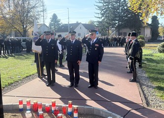 FOTO Položeni vijenci i svijeće povodom blagdana Svih svetih