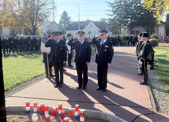 FOTO Položeni vijenci i svijeće povodom blagdana Svih svetih