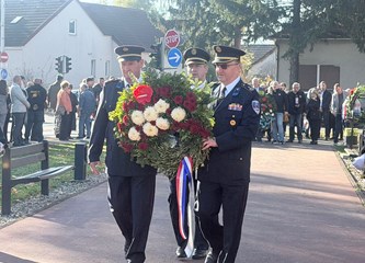 FOTO Položeni vijenci i svijeće povodom blagdana Svih svetih