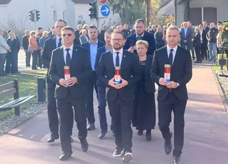 FOTO Položeni vijenci i svijeće povodom blagdana Svih svetih