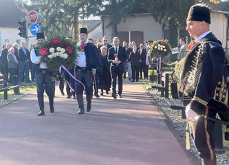 FOTO Položeni vijenci i svijeće povodom blagdana Svih svetih