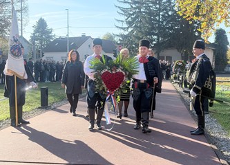 FOTO Položeni vijenci i svijeće povodom blagdana Svih svetih