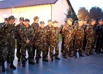 Obitelj, vojska i Mičevčani na otkrivanju spomen ploče Bučariću