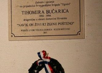 Obitelj, vojska i Mičevčani na otkrivanju spomen ploče Bučariću