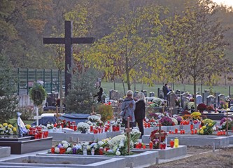 Svijeće, cvijeće i molitve za pokojne na goričkim grobljima
