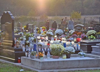 Svijeće, cvijeće i molitve za pokojne na goričkim grobljima