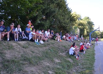 FOTO: Petrovo u Šiljakovini proslavljeno uz 23. Folklorne susrete, misu, mali nogomet...