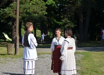 FOTO: Petrovo u Šiljakovini proslavljeno uz 23. Folklorne susrete, misu, mali nogomet...