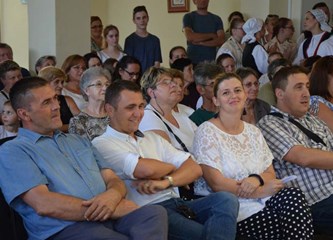 FOTO: Petrovo u Šiljakovini proslavljeno uz 23. Folklorne susrete, misu, mali nogomet...
