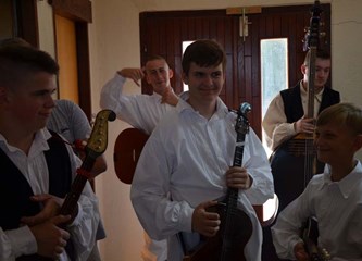 FOTO: Petrovo u Šiljakovini proslavljeno uz 23. Folklorne susrete, misu, mali nogomet...