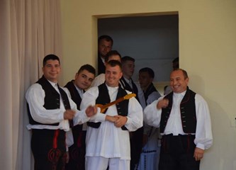 FOTO: Petrovo u Šiljakovini proslavljeno uz 23. Folklorne susrete, misu, mali nogomet...