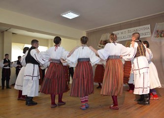FOTO: Petrovo u Šiljakovini proslavljeno uz 23. Folklorne susrete, misu, mali nogomet...