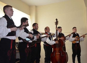 FOTO: Petrovo u Šiljakovini proslavljeno uz 23. Folklorne susrete, misu, mali nogomet...
