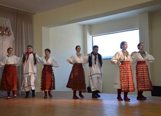 FOTO: Petrovo u Šiljakovini proslavljeno uz 23. Folklorne susrete, misu, mali nogomet...