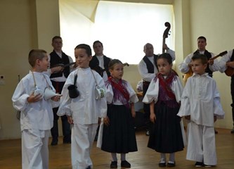 FOTO: Petrovo u Šiljakovini proslavljeno uz 23. Folklorne susrete, misu, mali nogomet...