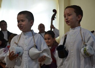 FOTO: Petrovo u Šiljakovini proslavljeno uz 23. Folklorne susrete, misu, mali nogomet...