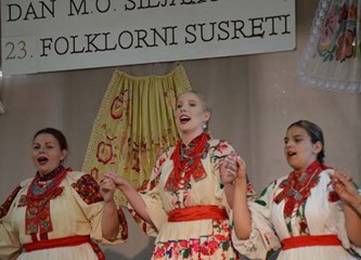 FOTO: Petrovo u Šiljakovini proslavljeno uz 23. Folklorne susrete, misu, mali nogomet...
