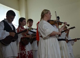 FOTO: Petrovo u Šiljakovini proslavljeno uz 23. Folklorne susrete, misu, mali nogomet...