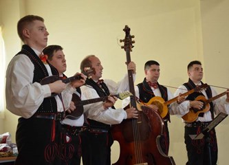 FOTO: Petrovo u Šiljakovini proslavljeno uz 23. Folklorne susrete, misu, mali nogomet...