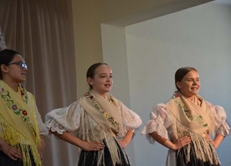 FOTO: Petrovo u Šiljakovini proslavljeno uz 23. Folklorne susrete, misu, mali nogomet...