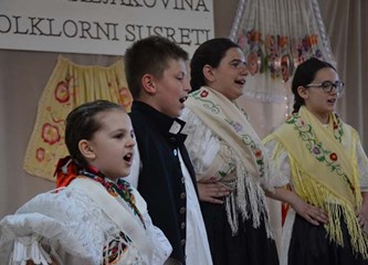 FOTO: Petrovo u Šiljakovini proslavljeno uz 23. Folklorne susrete, misu, mali nogomet...