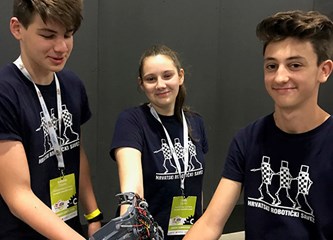 Obitelj Dijanić odgaja troje genijalaca, robotičara, s kojima osvajaju svijet