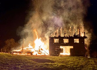 FOTO Buktinja progutala štalu u Kravarskom, požar s lokalnim DVD-om gasili i pripadnici JVP-a