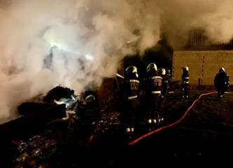 FOTO Buktinja progutala štalu u Kravarskom, požar s lokalnim DVD-om gasili i pripadnici JVP-a