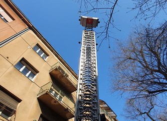 FOTO: JVP na ispomoći kolegama vatrogascima u Zagrebu, pomažu u sanaciji krovova oštećenih potresom