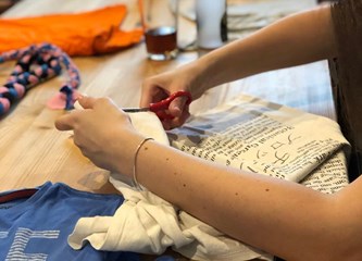 FOTO U Klubu mladih naučili izraditi igračke za životinje pa ih poklonili psima i mačkama u skloništu