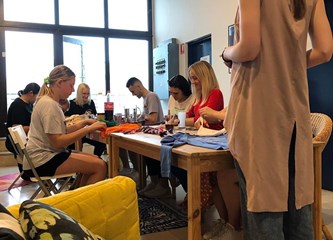 FOTO U Klubu mladih naučili izraditi igračke za životinje pa ih poklonili psima i mačkama u skloništu