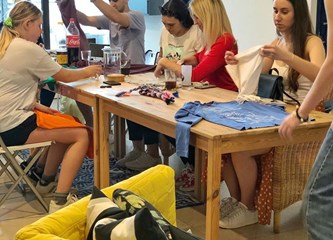 FOTO U Klubu mladih naučili izraditi igračke za životinje pa ih poklonili psima i mačkama u skloništu