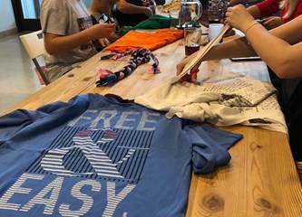 FOTO U Klubu mladih naučili izraditi igračke za životinje pa ih poklonili psima i mačkama u skloništu