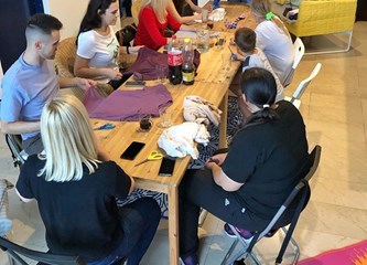 FOTO U Klubu mladih naučili izraditi igračke za životinje pa ih poklonili psima i mačkama u skloništu