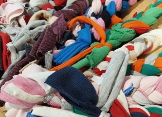 FOTO U Klubu mladih naučili izraditi igračke za životinje pa ih poklonili psima i mačkama u skloništu