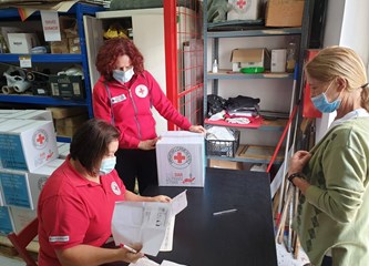 FOTO Crveni križ dijelio pakete socijalno ugroženim kućanstvima Gorice i susjednih općina