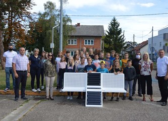 FOTO Učenici Kvaternika prvi na velikogoričkom području dobili solarnu klupu