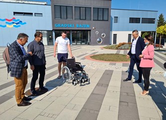 Gradskom bazenu donirana invalidska kolica, iduće godine starta plivački klub za osobe s invaliditetom