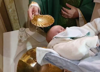 FOTO: Gorička obitelj Jaroš krstila jedanaesto dijete