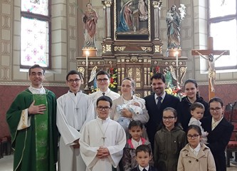 FOTO: Gorička obitelj Jaroš krstila jedanaesto dijete
