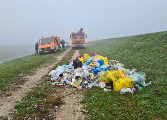 FOTO Kanal Sava-Odra ponovno se zeleni, VG Čistoća očistila još jedan divlji deponij, dio smeća stigao iz Zagreba